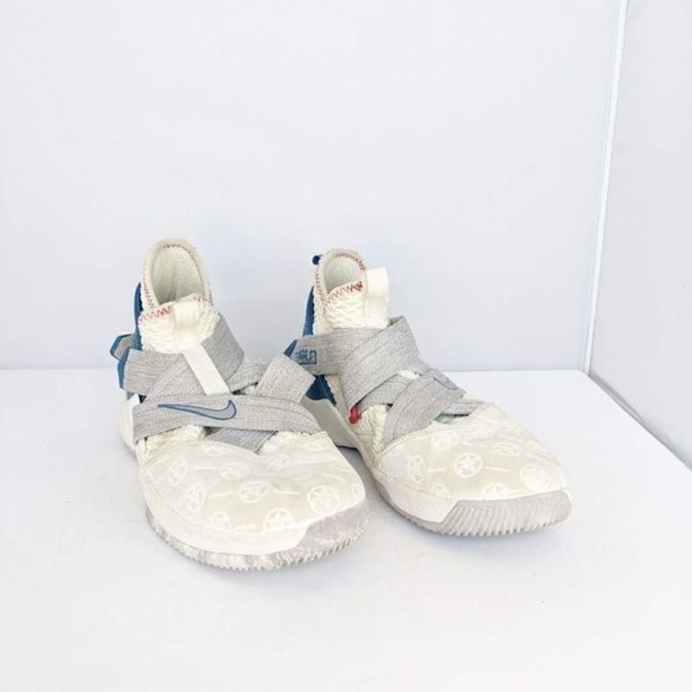 Nike Lebron JamesโWhite Sneakers Velcro Yโ6.5